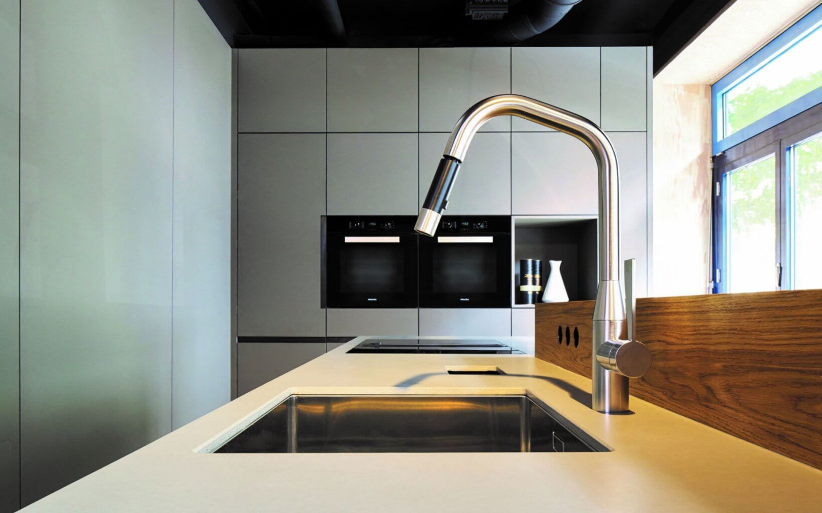 Dřez se spodní montáží lze instalovat k pracovní desce z kompaktu. Foto: Abet Laminati