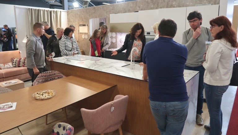img_1931.JPG Kuchyňská linka návštěvníky velmi zaujala, na expozici bylo plno.